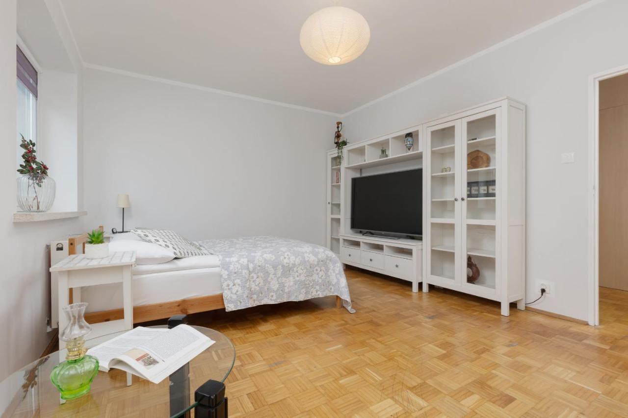 Studio Bielany With Home Office Near Metro Station By Noclegi Renters Warszawa Eksteriør billede